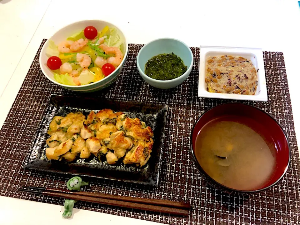 Snapdishの料理写真:#胸肉と大葉のゴロゴロ焼き #小エビのサラダ #納豆 #めかぶ #しじみの味噌汁|ゆぺこさん