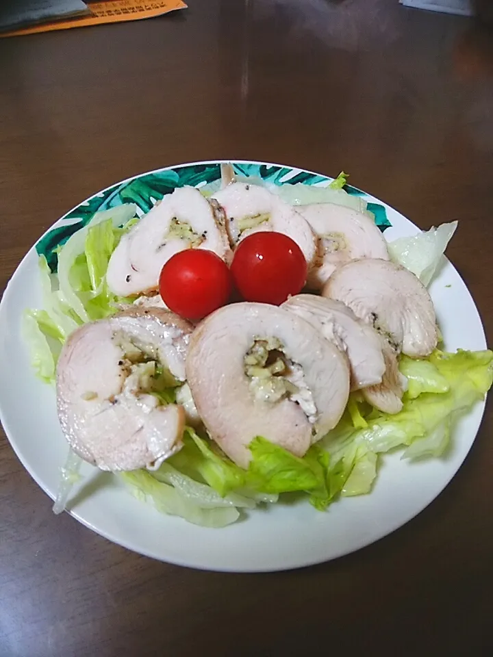 鶏ハムでニンニクマキマキ|かずにゃんさん