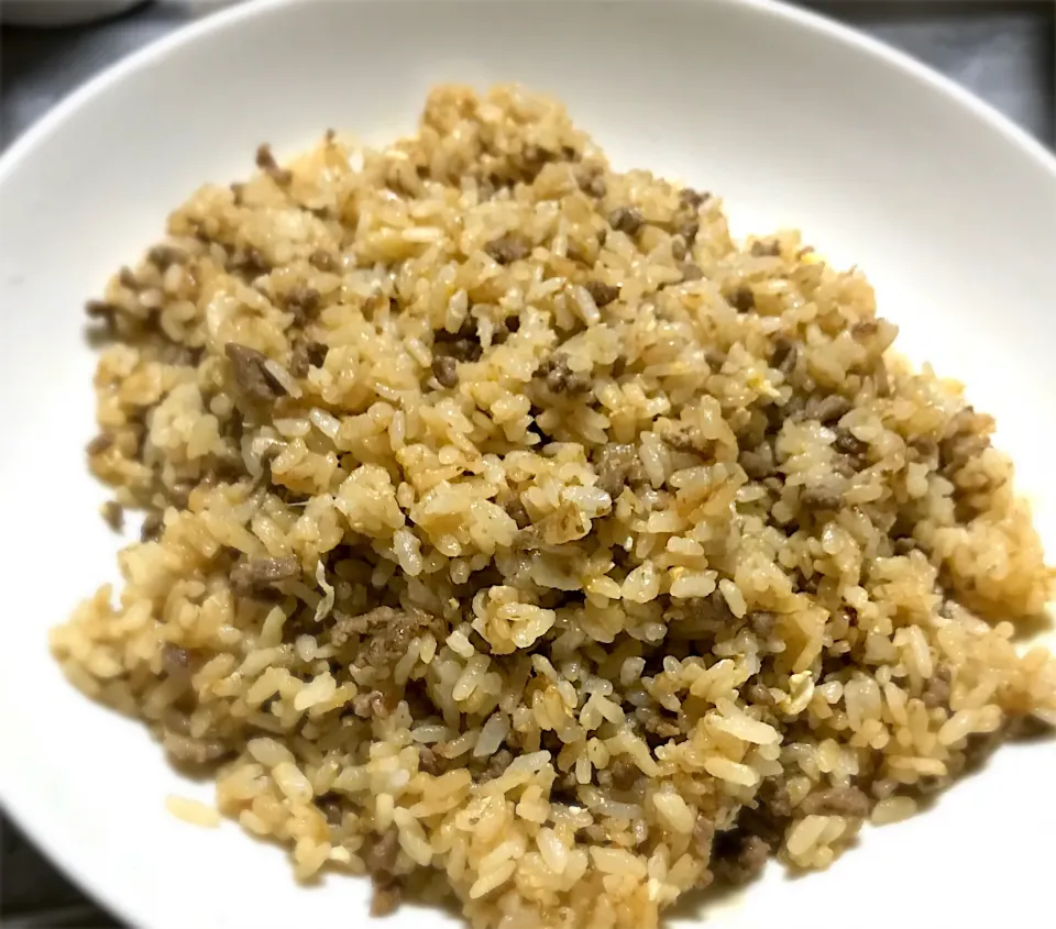 今夜はごま油で仕上げた、ひき肉とおかかチャーハン😋♫🎶|ギムレットさん