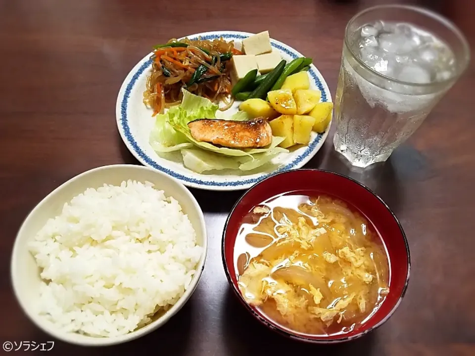 今日の晩ご飯だよ(*^^*)
★秋鮭の塩焼き
★高野豆腐の煮物
★しらたきのチャプチェ風
★かきたまと玉ねぎの味噌汁|ソラシェフさん