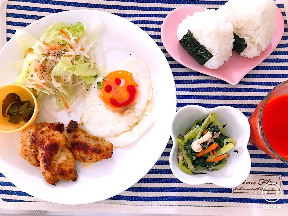 目玉焼き🍳はケチャップでニコちゃん        スマイルを書くのが好きです☺︎💕|めぐぐさん