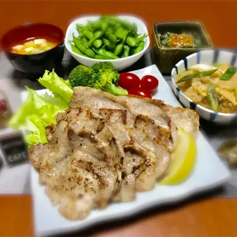 「料亭の味 減塩（だし入り）」を使ってみたSnapdishの料理・レシピ写真:☆ポークジンジャーのステーキ☆厚揚げとネギのみぞれ煮☆おろしの高菜じゃこナメタケ掛け☆豆腐とネギのお味噌汁〜😸