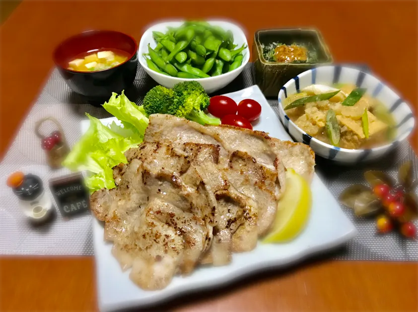 Snapdishの料理写真:☆ポークジンジャーのステーキ☆厚揚げとネギのみぞれ煮☆おろしの高菜じゃこナメタケ掛け☆豆腐とネギのお味噌汁〜😸|バシュランさん