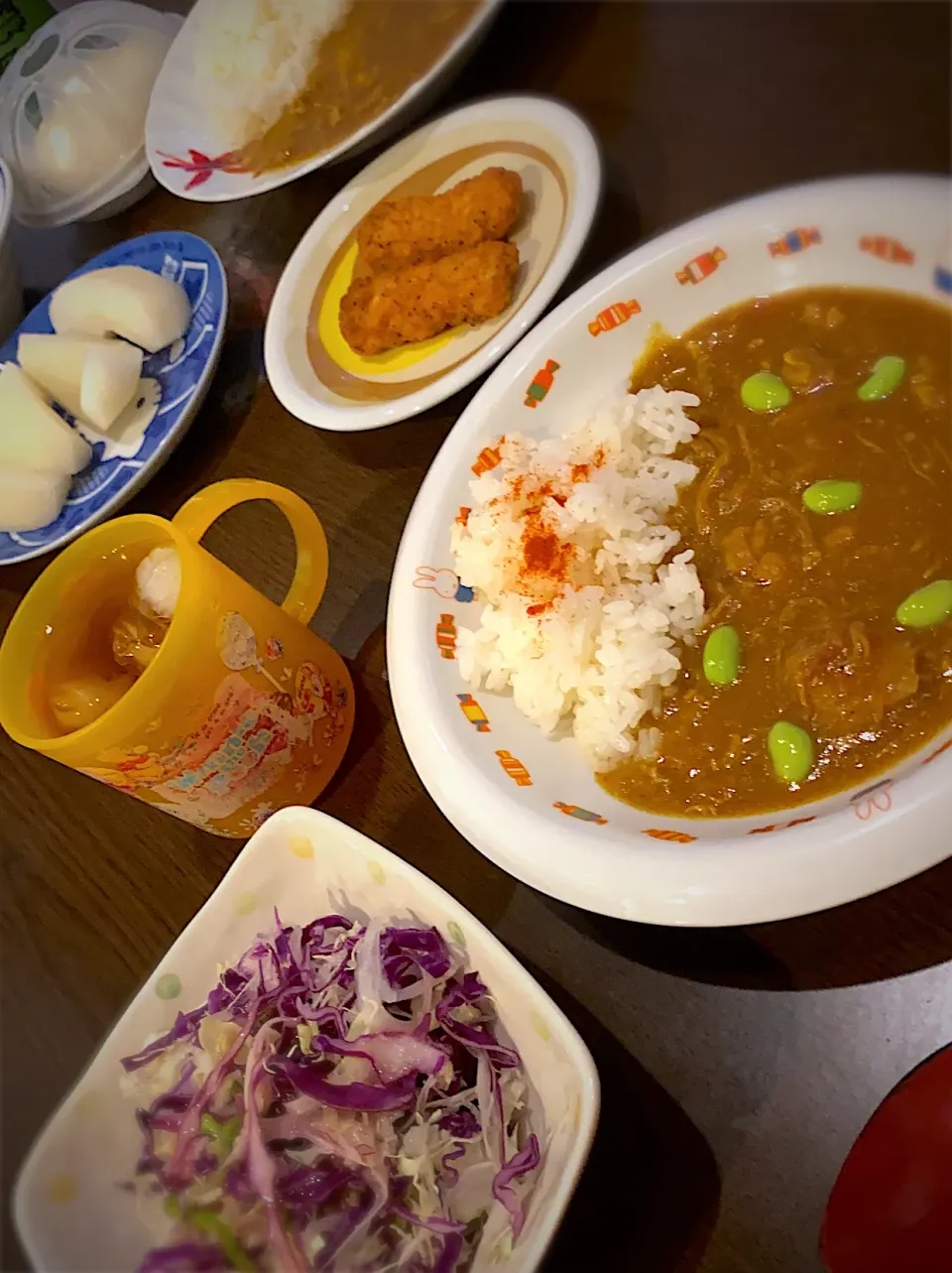 Snapdishの料理写真:枝豆入りチキンカレー🍛　　紫キャベツとピーマンのサラダ🥗　りんごのドレッシング　フライドチキン　梨(豊水)   麦茶|ch＊K*∀o(^^*)♪さん