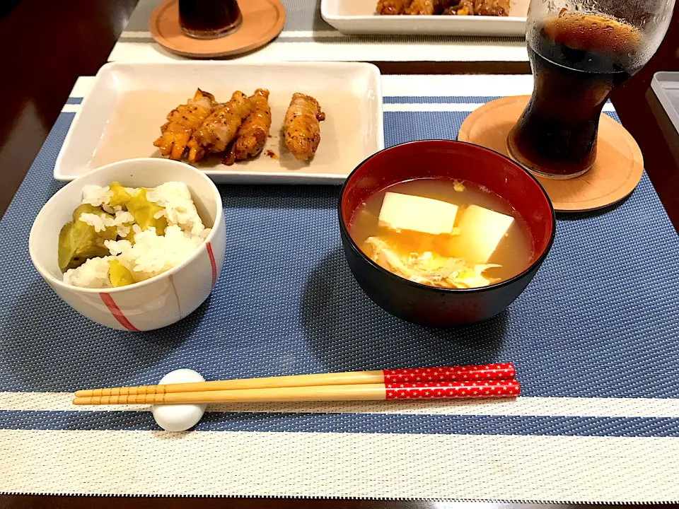 さつまいもご飯、味噌汁、きのこの肉巻き|さゆりさん