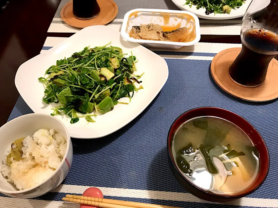 豆苗とアボカドのサラダ、味噌汁、さつまいもご飯|さゆりさん