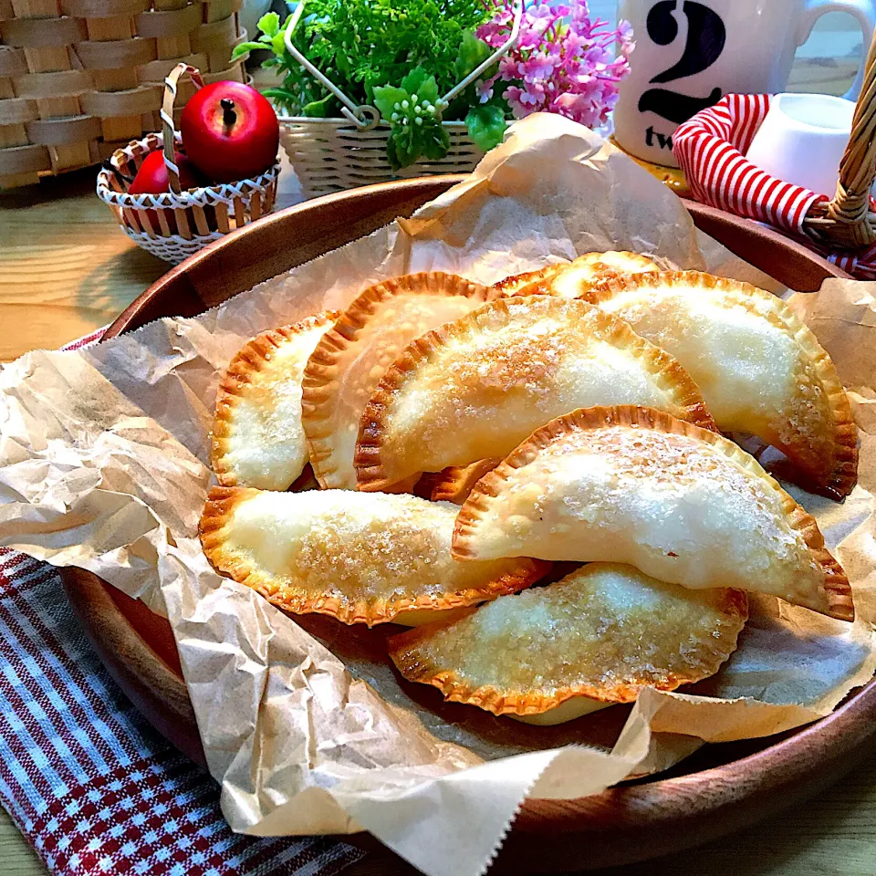 Snapdishの料理写真:餃子の皮でアップルパイ風なりんごのおやつ🍎|mou mouさん