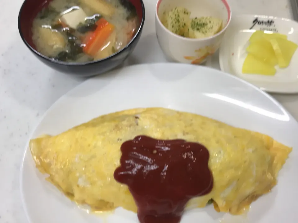 #ケチャップオムライス#じゃがバター#豆腐味噌汁|やすあけさん