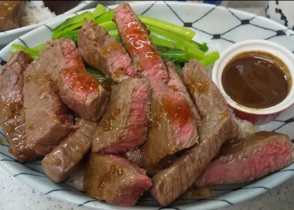 ステーキ丼|たちばなさん