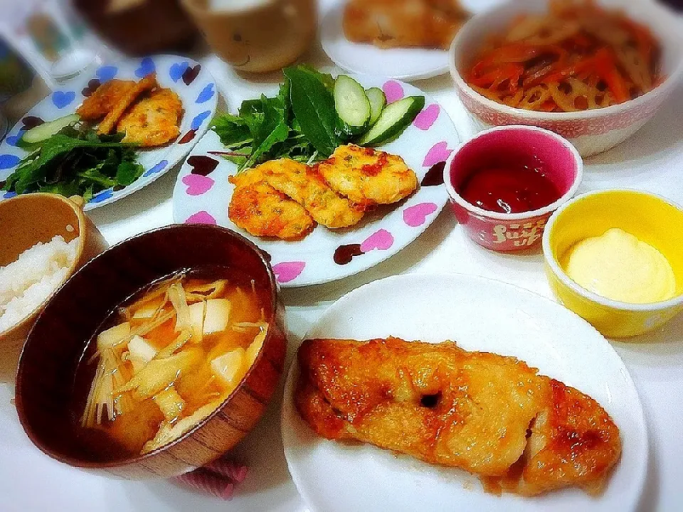 夕食(^ー^)
ふんわりジューシー鶏ムネのピカタ
カレイの揚げ煮付け
蓮根と人参のきんぴら
お味噌汁(えのき、豆腐、油揚げ)|プリン☆さん