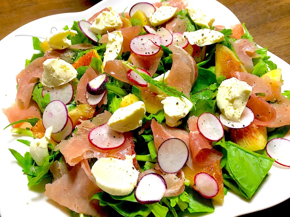 Snapdishの料理写真:イチジクと生ハムとクリームチーズのサラダ🥗おうち新鮮野菜にトッピング❣️|ひだまり農園さん