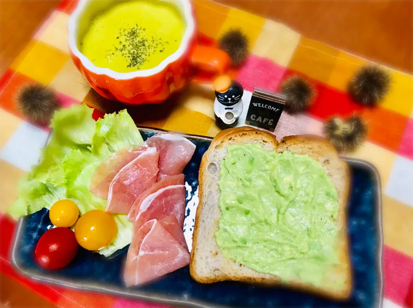 Snapdishの料理写真:アボカド🥑ペーストのトースト&パンプキン🎃スープ🎶|バシュランさん