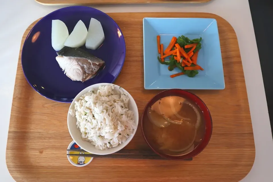 今日の昼食 塩麹ぶり大根、ピーマンのきんぴら、麦ご飯、玉ねぎの味噌汁|pinknari🐰🌈さん