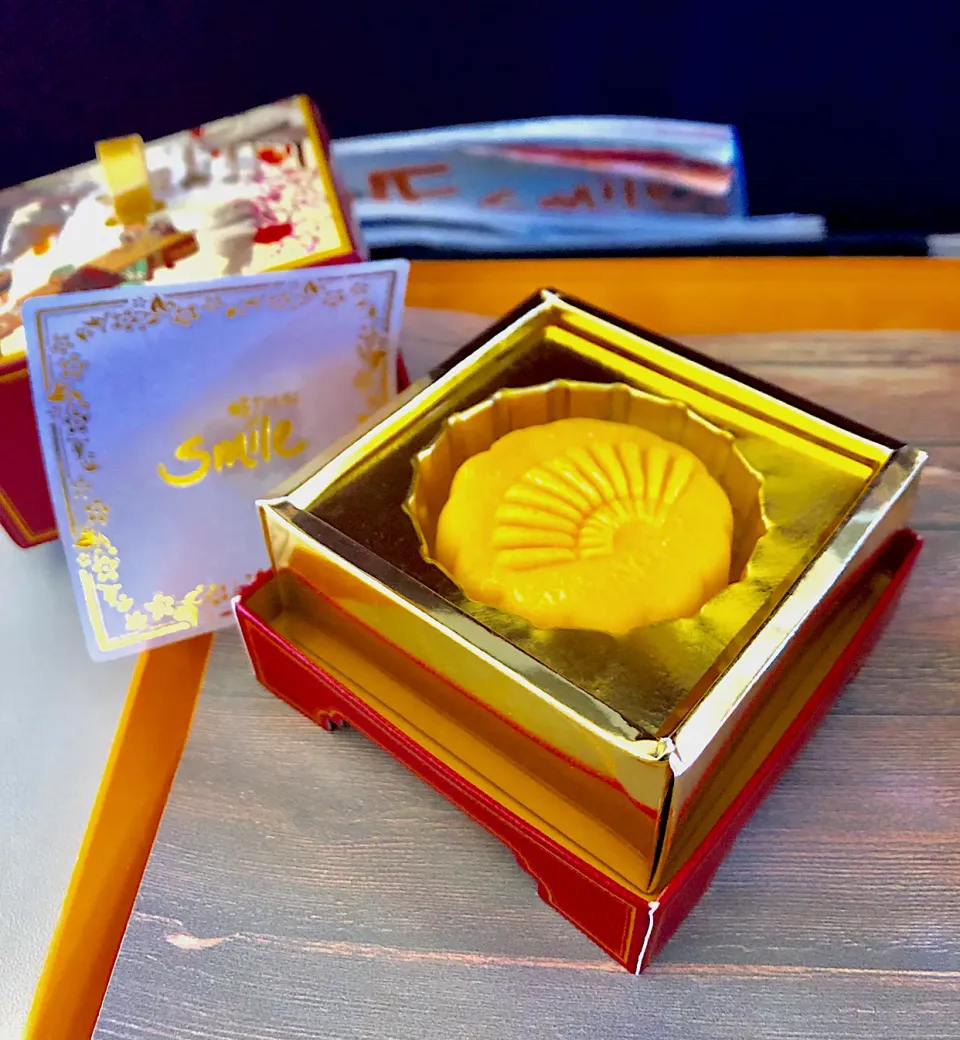 Snapdishの料理写真:Moon cake @ ThaiSmile flight, Special event only!|Chalinee Kalyanamitraさん