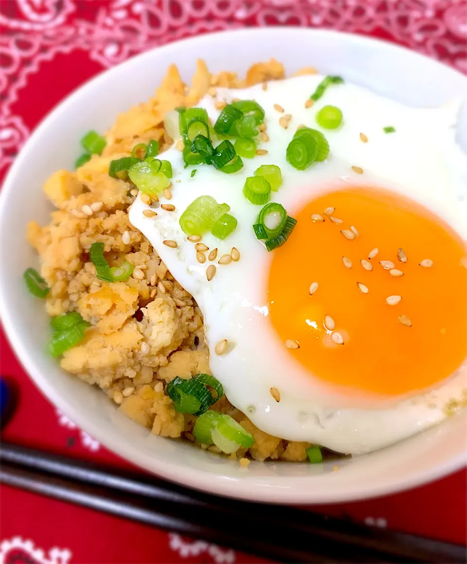 お昼ご飯☆なんちゃってそぼろ目玉焼き丼|琥珀さん