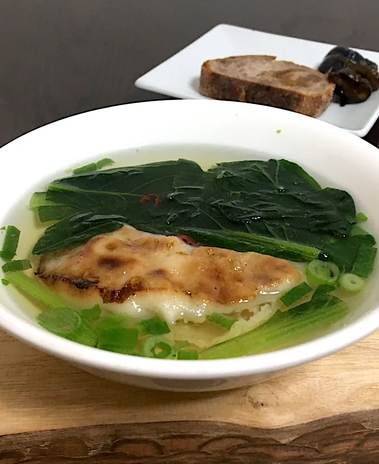 朝ごはん☀️☀️🔆断酒165日目                         焼餃子スープ   くるみといちじくのパン|ぽんたさん