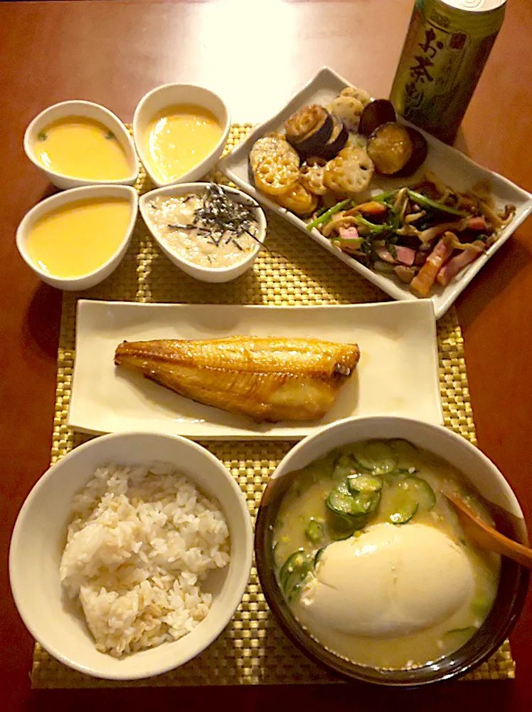 Today's Dinner🍴茶碗蒸し･とろろ･ﾍﾞｰｺﾝとしめじのほうれん草ｿﾃｰ･蓮根と茄子の揚げぽん酢和え･ﾈﾊﾞとろ冷汁･もち麦飯･焼きほっけ|🌈Ami🍻さん