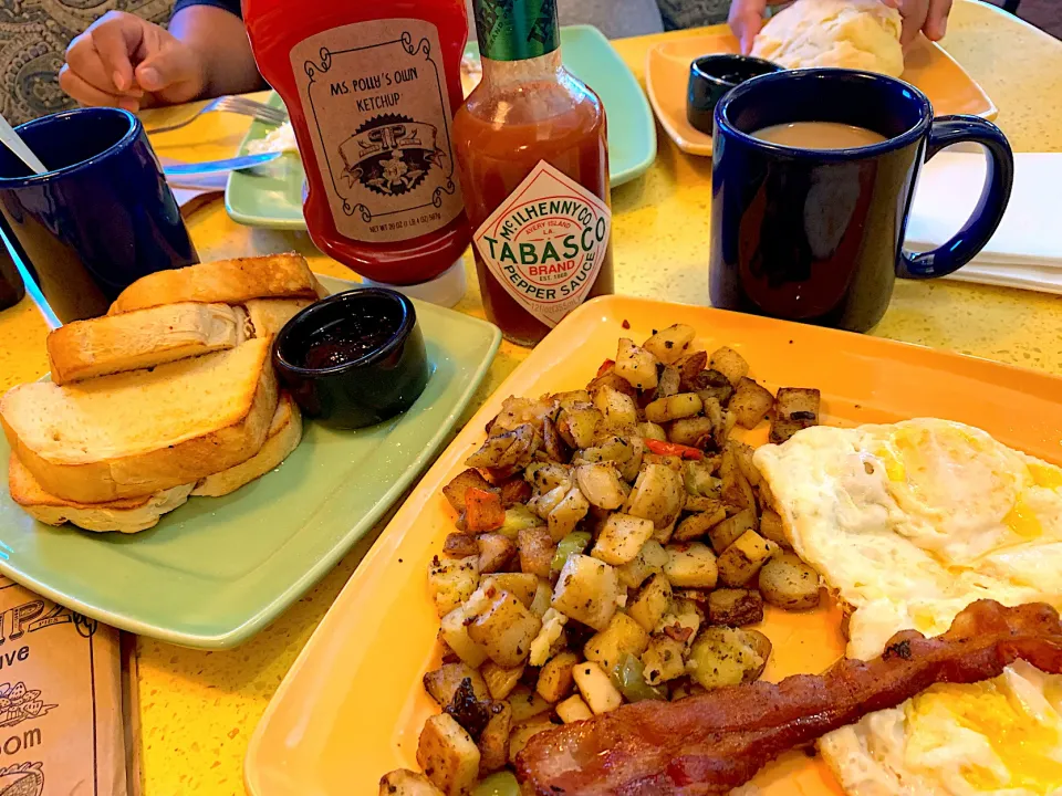 Country breakfast~eggs, bacon, country potatoes, & homemade freshly baked sourdough toast|🌺IAnneさん