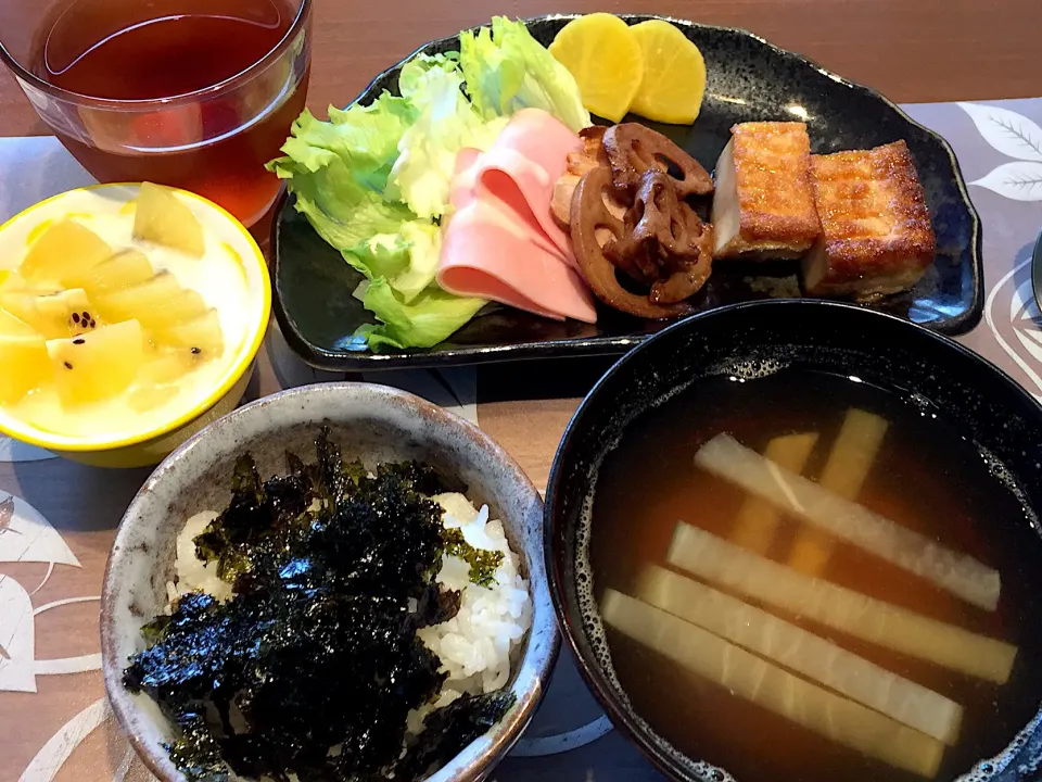 朝ごはん
絹揚げの甘辛煮、ハム、レタス、レンコンきんぴら、焼き豚、白米、大根と揚げの味噌汁、サンゴールド添えヨーグルト、ルイボスティー|かよちゃんさん