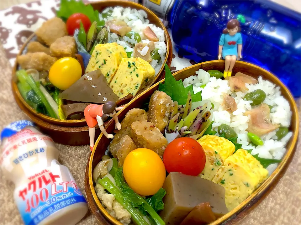 Snapdishの料理写真:自家製塩鮭と茶豆の混ぜご飯&マグロの唐揚げ&小松菜とブナシメジの煮浸し&花エビ🦐とノビルの出汁巻玉子&こんにゃくスルメ煮&インゲンのゆかり和え&大葉&プチトマト🍅の夫婦お弁当♪|桃実さん