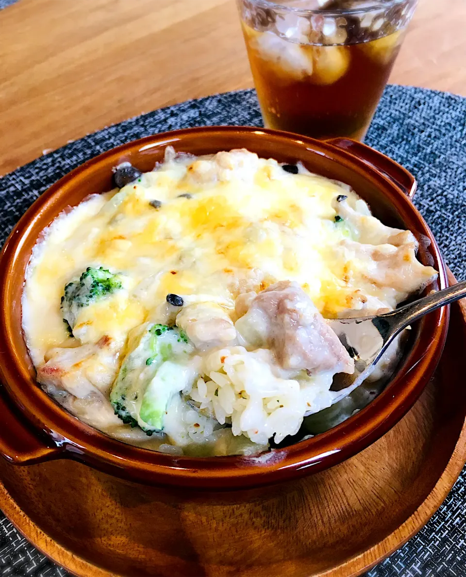 今日のお家で一人ランチは                            簡単！フライパン1つでチキンドリア✨|ミッチ☆ママさん