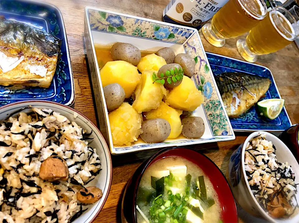 ひじきご飯   玉こんにゃくとジャガイモの煮っ転がし   塩サバ   味噌汁|じゅんさんさん