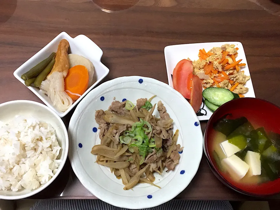 Snapdishの料理写真:ごぼうと豚バラのすき煮 豆腐とわかめの味噌汁 ツナ入り人参しりしり 煮物|おさむん17さん