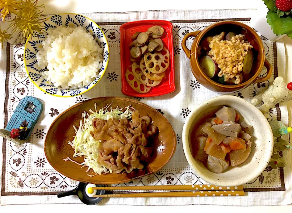 根菜類の煮物、豚肉の生姜焼き、かぼちゃとさつまいもの味噌そぼろがけ、れんこんの塩炒め、マッシュルームとベーコンのバター醤油焼き|syamさん