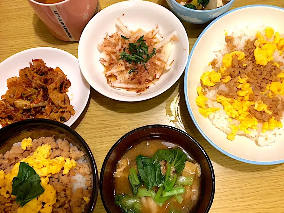 鶏そぼろ丼 味噌汁 豚キムチ 大根サラダ|azuさん