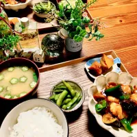 今日の晩ごはん ［鶏肉と茄子の甘酢あん＊お味噌汁＊カボチャの煮物＊枝豆］|kajupiiiさん