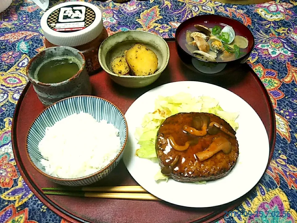 よねばーばの朝ごはん
冷凍ハンバーグキャベツ添え
あさり汁
さつま芋の甘辛煮
キムチ、ご飯、緑茶|yoneばーばさん