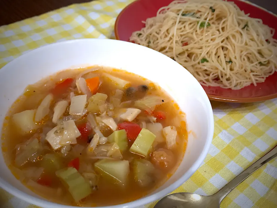 Snapdishの料理写真:具沢山トマトスープ🍅とビーフン✨|めぐぐさん