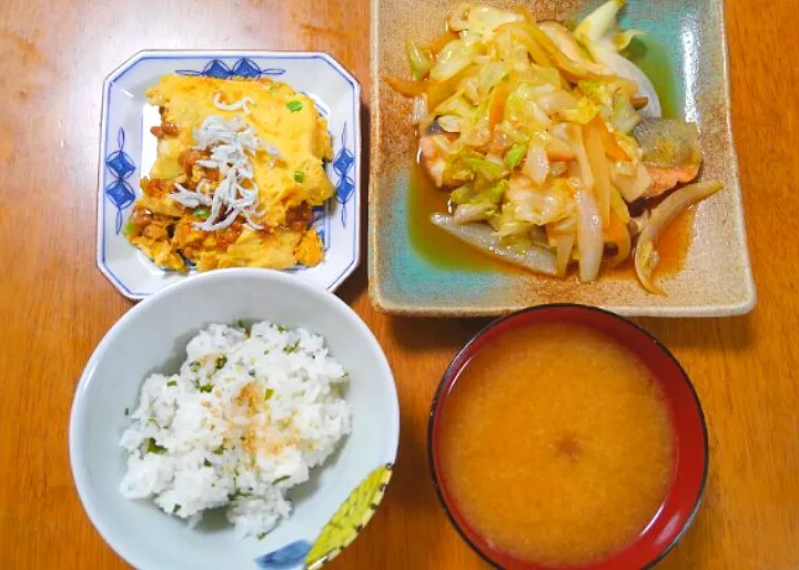 ９月２２日　わかめご飯　鮭とキャベツのバターポン酢炒め　納豆オムレツ　なめこのお味噌汁|いもこ。さん