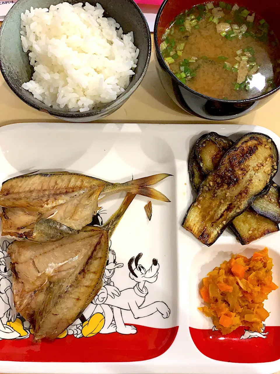 ・鯵の塩焼き   ・焼きナス   ・野菜とツナのトマト煮   ・お味噌汁|ぺろたんさん