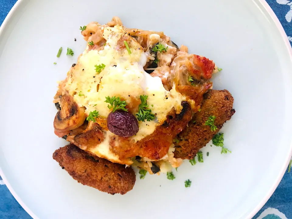 Mash, tomato, rice, onion, mushroom and egg lasagne and chilli poppers|Sergio Lacuevaさん