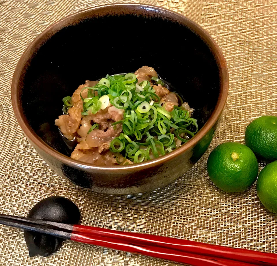 水炊きした牛すじにすだち果汁と醤油を合わせたものを掛けただけのシンプルな一品。|にゃあ（芸名）さん