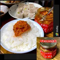 Snapdishの料理写真:にんにくトマトらー油🍚  崎陽軒のシウマイ|みなさん