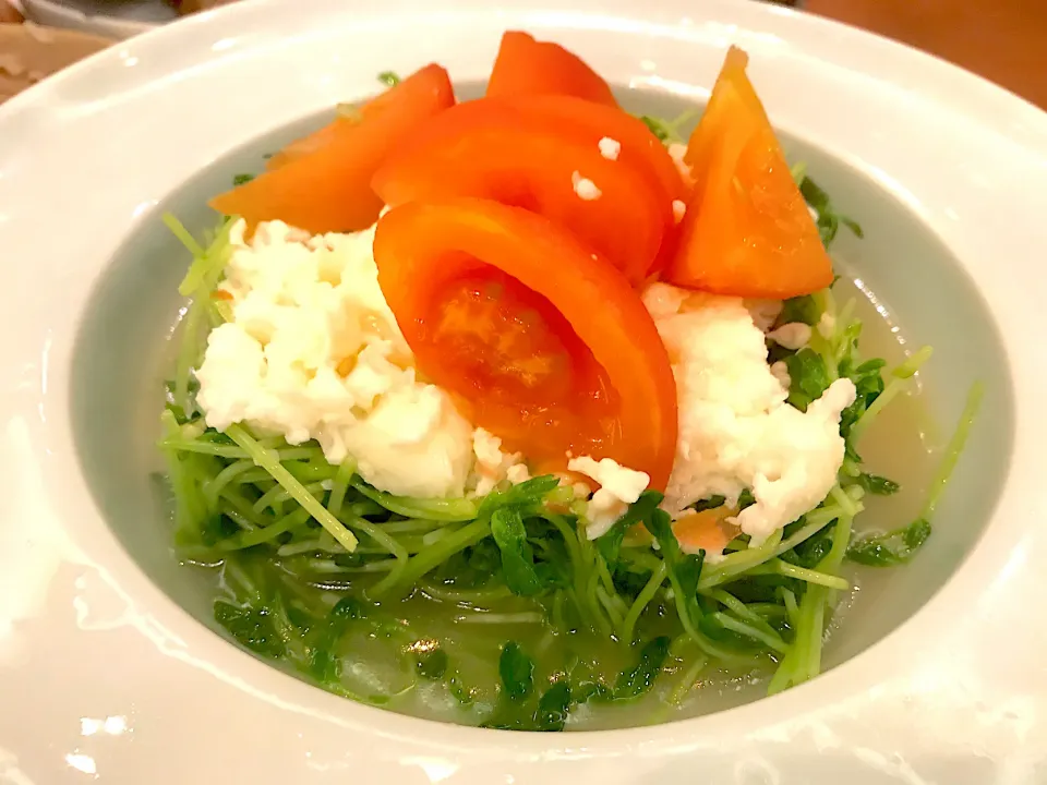 Poached pea sprouts, tomato & egg white|Sky Blueさん