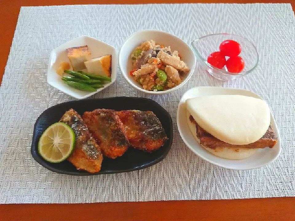 角煮バーガー  サバ唐揚げ  焼き生あげ  とり肉入りおから  ミニトマトピクルス❗|chikakoさん