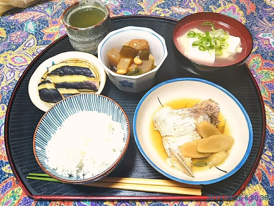 よねばーばの朝ごはん
鯛のあら炊き豆腐汁
蒟蒻と、大豆、野菜の五目煮
茄子の糠漬け
ご飯、緑茶|yoneばーばさん