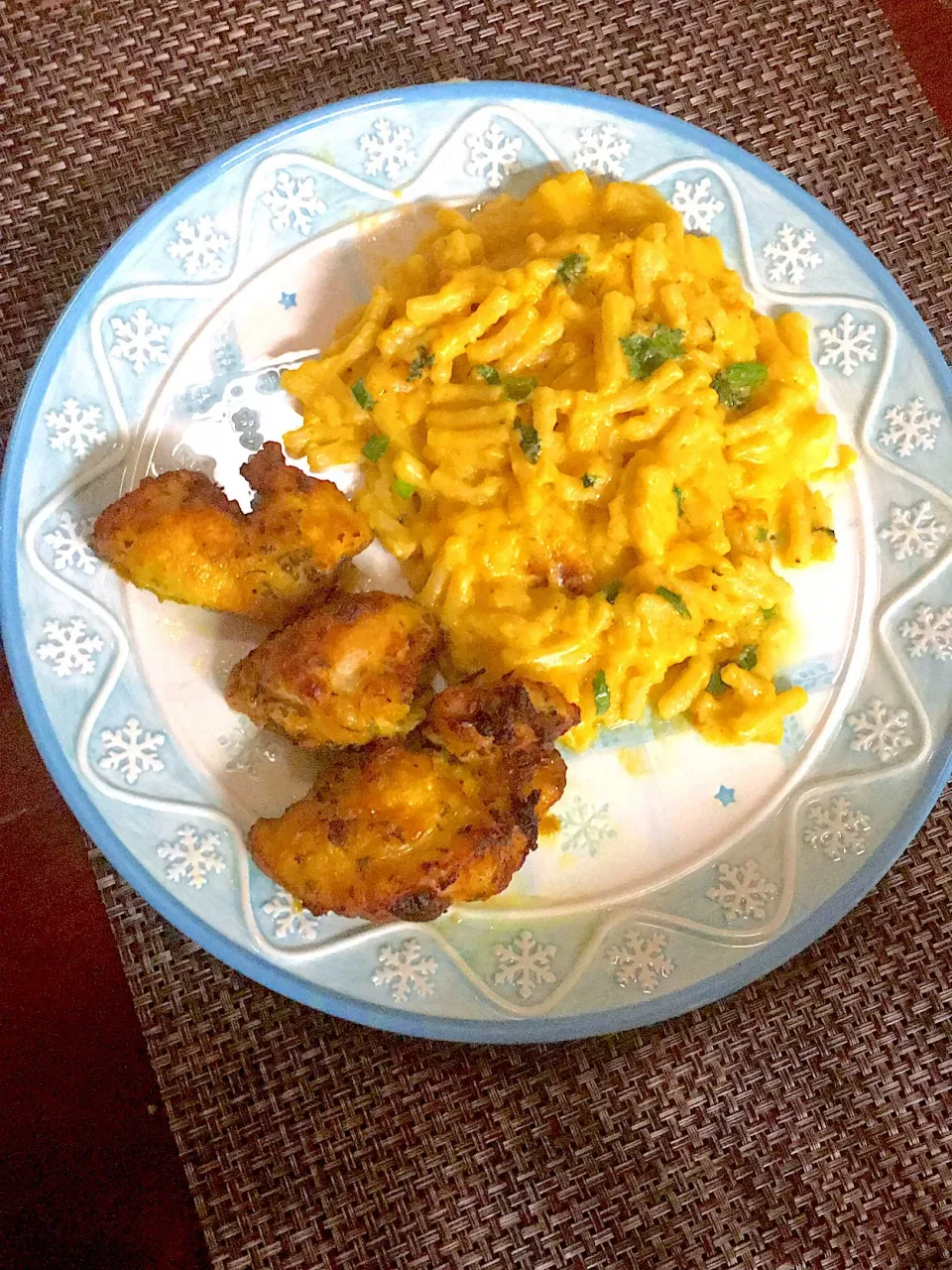 Creamy macaroni and cheese with honey baked chicken strips.|wosuk2019さん