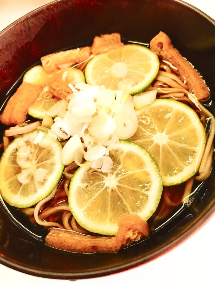 温かいカボス蕎麦、油揚げ入り。|ケイコさん