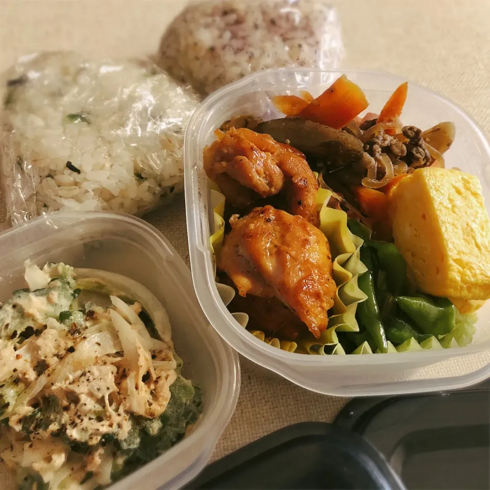 Snapdishの料理写真:おじさんお弁当(9/26)
✳︎おにぎり(青菜•ゆかり)
✳︎鶏もものオイマヨ焼き
✳︎卵焼き
✳︎金平ごぼう
✳︎青長ピーマンの中華炒め 
✳︎ゴーヤとツナのサラダ|さっちんさん