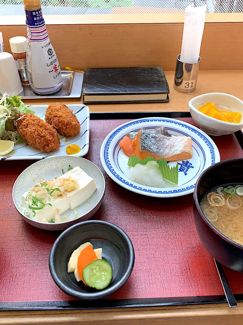 銀鮭塩焼き/広島産カキフライ/冷奴/味噌汁|山内博之さん