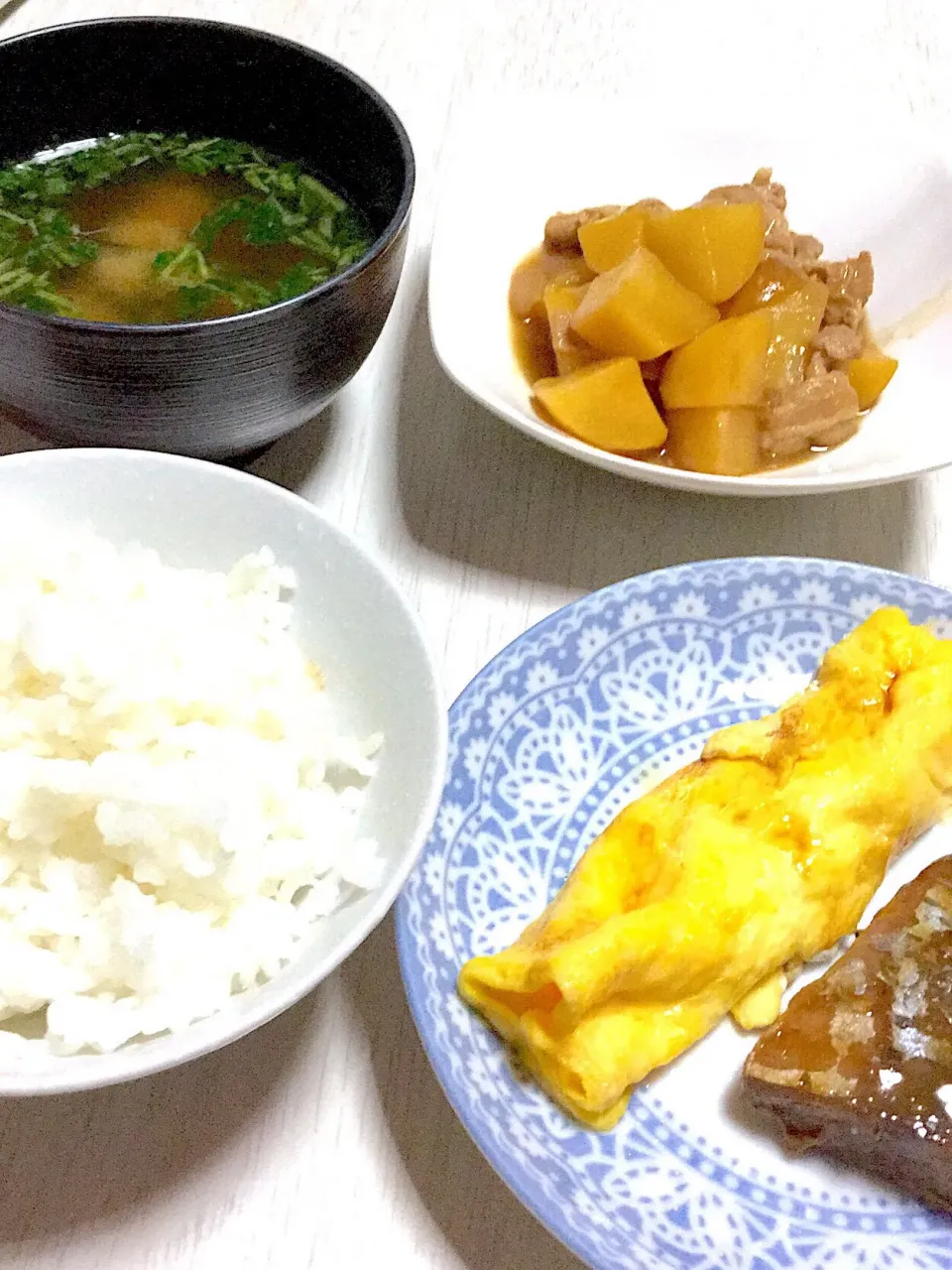 かにカマ入り卵焼き、サバ、肉じゃが、ほうれん草とワカメの味噌汁|Ayaさん