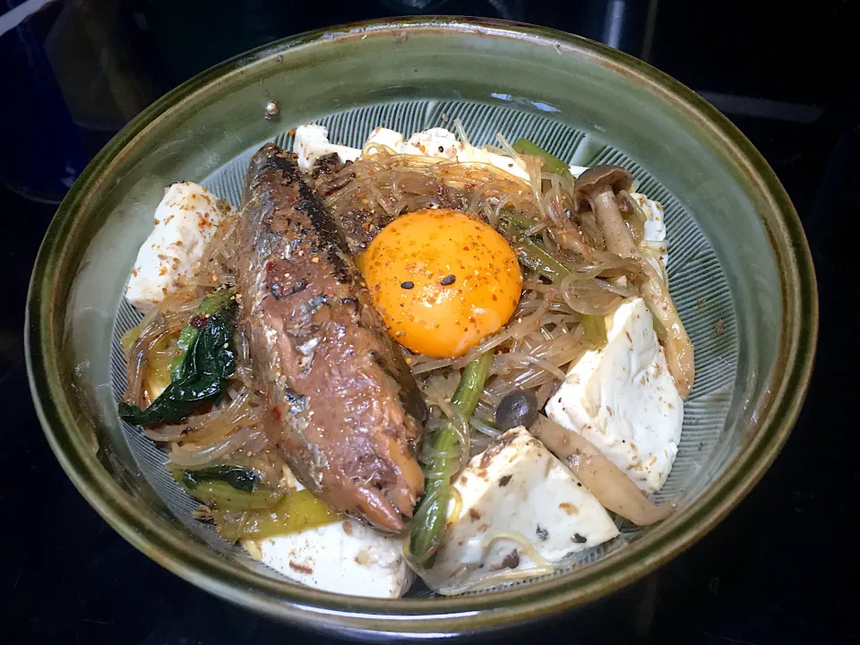 秋刀魚と豆腐の春雨丼|すくらんぶるえっぐさん