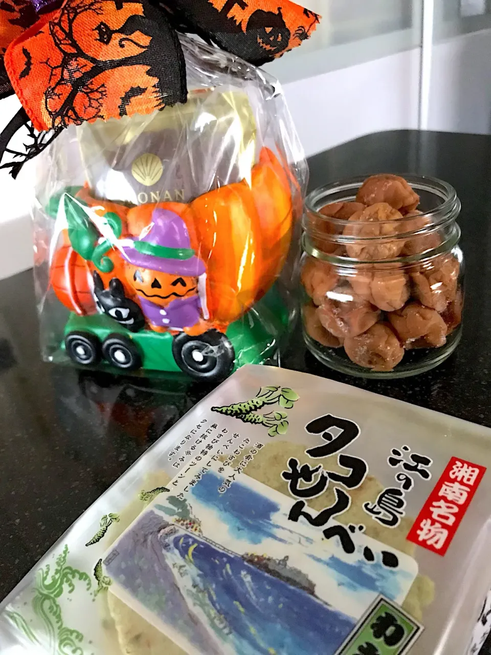 にゃんこさんから頂いた少し早めのハロウィン詰め合わせ🎃そして湘南タコせんべい🐙|シュトママさん