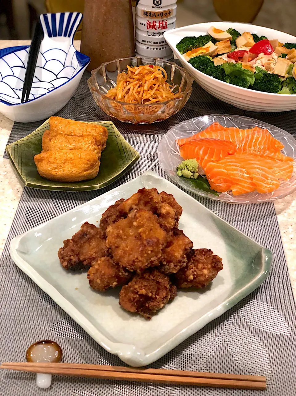 Snapdishの料理写真:ニンニク醤油唐揚げ！もやしナムル！サーモン刺身！筋肉モリモリサラダ🥗！|Mayumiさん