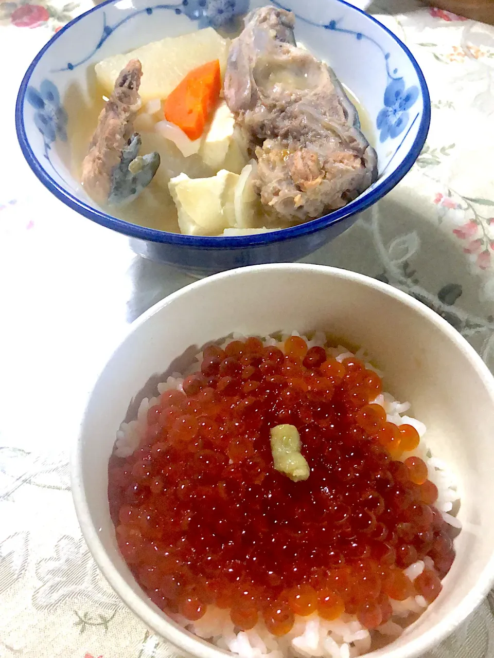 Snapdishの料理写真:銀毛鮭のいくら丼とあら汁|Miekoさん