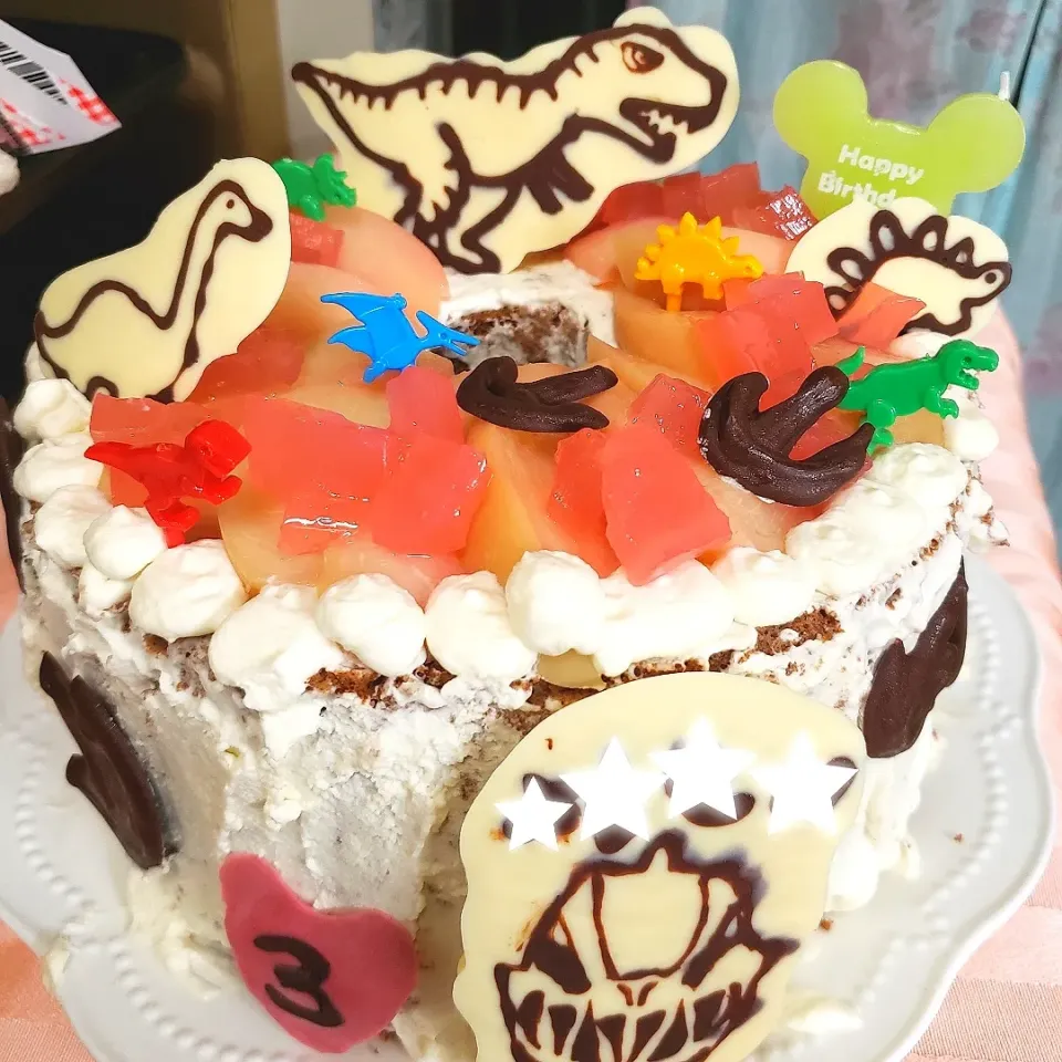 桃のコンポートと恐竜のお誕生日ケーキ|ねこまんまさん